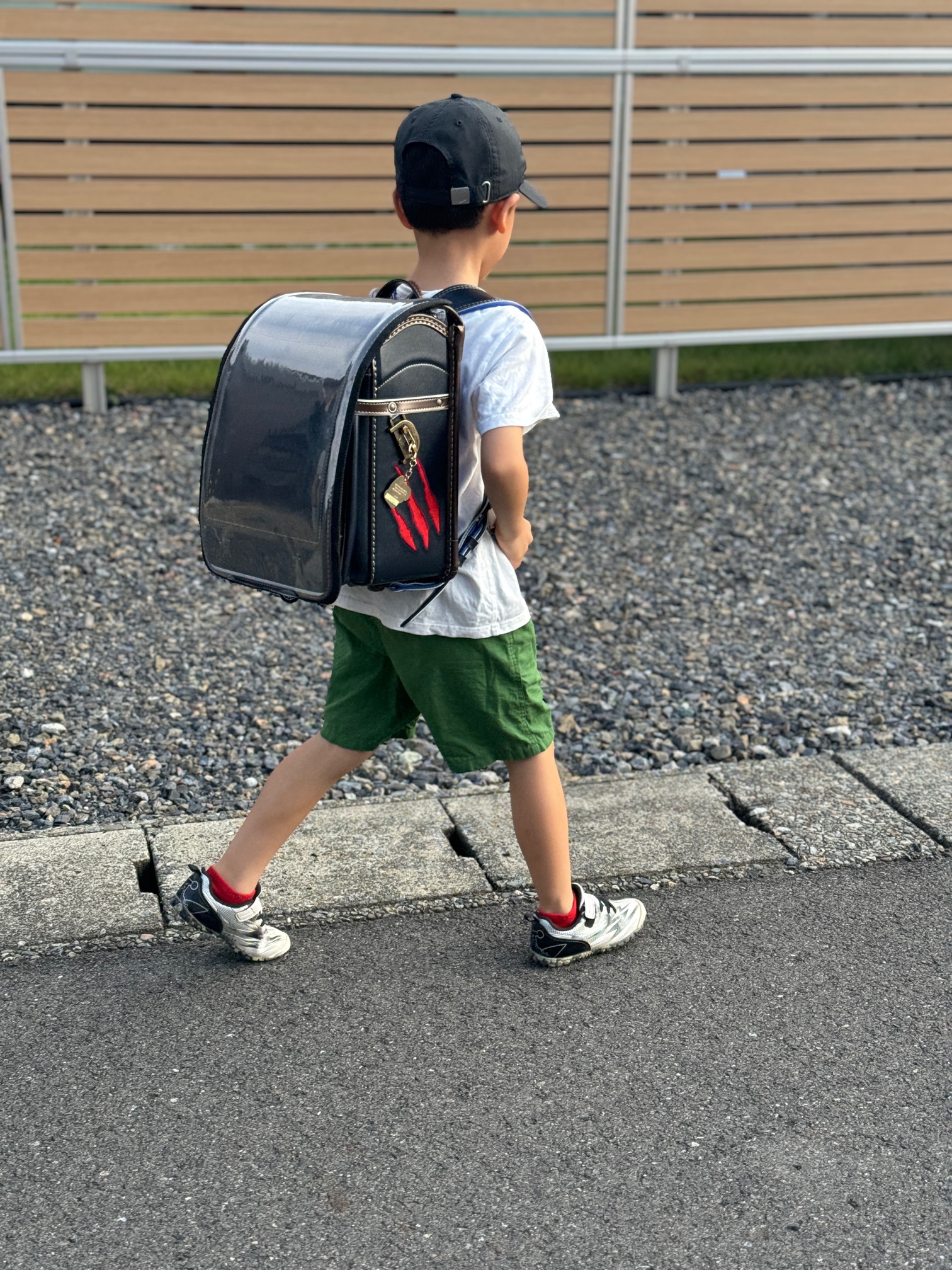 雨の日はランドセルを守るようにしっかりと傘をさしていて、大事にしようと思ってくれているようです | 恐竜専門店ダイナソーベース【公式】